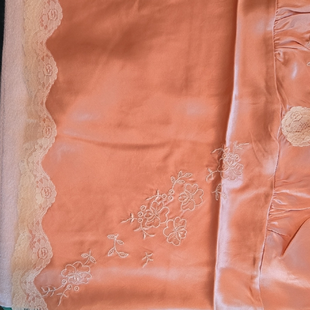 Gold Hawk Peach Satin Chemise with Lace Trim And Detail Size LG. NWT 100% SILK - Picture 3 of 9